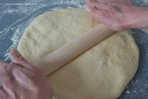 Der mit Käse gefüllten Teig für georgische Chatschapuri wird ausgerollt